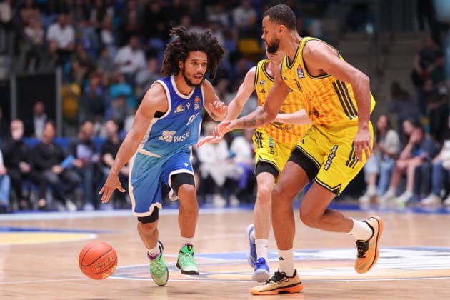 Frankfurt Skyliners ALBA Berlin, easyCredit BBL Tyger Campbell Skyliners, 00 surrounds Norris Agbakoko Alba Berlin, 17 Game of the easyCredit BBL between Frankfurt Skyliners and ALBA Berlin on April 26, 2026 at Süwag Energie ARENA in Frankfurt am Main , Frankfurt am Main Hessen Germany Süwag Energie ARENA