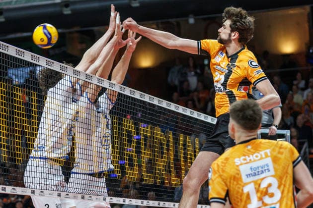 Volleyball, Men BR Volleys VfB Friedrichshafen, Bundesliga Jake Hanes BR Volleys plays the ball over the net BR Volleys VfB Friedrichshafen