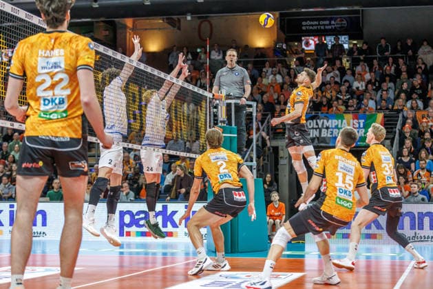 Volleyball, Men BR Volleys VfB Friedrichshafen, Bundesliga Ruben Schott BR Volleys plays the ball over the net BR Volleys VfB Friedrichshafen