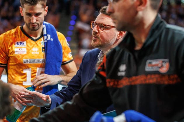 Volleyball, Men BR Volleys VfB Friedrichshafen, Bundesliga Coach Markus Steuerwald BR Volleys discusses with his team BR Volleys VfB Friedrichshafen