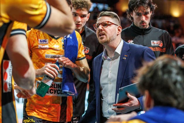 Volleyball, Men BR Volleys VfB Friedrichshafen, Bundesliga Coach Markus Steuerwald BR Volleys discusses with his team BR Volleys VfB Friedrichshafen