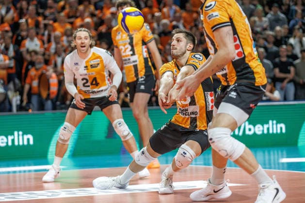 Volleyball, Men BR Volleys VfB Friedrichshafen, Bundesliga Moritz Reichert BR Volleys takes the ball BR Volleys VfB Friedrichshafen