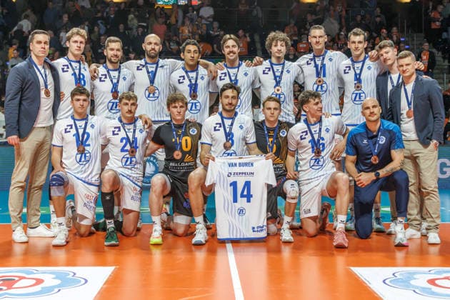 Sport Bilder des Tages Volleyball, Männer: BR Volleys - VfB Friedrichshafen, Bundesliga. VfB Friedrichshafen ist nach dem 0:3 gegen die BR Volleys für den 3. Platz geehrt worden. BR Volleys -VfB Friedrichshafen *** Volleyball, Men BR Volleys VfB Friedrichshafen, Bundesliga VfB Friedrichshafen has been honored after the 0 3 against the BR Volleys for the 3rd place BR Volleys VfB Friedrichshafen
