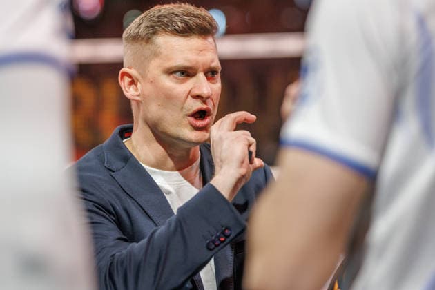 Volleyball, Men BR Volleys VfB Friedrichshafen, Bundesliga Coach Adam Swaczyna VfB Friedrichshafen discusses with his team BR Volleys VfB Friedrichshafen