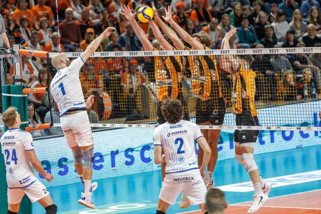 Volleyball, Men BR Volleys VfB Friedrichshafen, Bundesliga Vojin Cacic VfB Friedrichshafen plays against the block of Jake Hanes BR Volleys and Matthew Knigge BR Volleys BR Volleys VfB Friedrichshafen