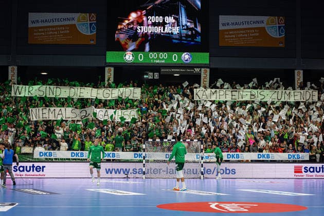 26 04 2026, xovx, Handball Daikin Handball Bundesliga, HSG Wetzlar Bergischer HC Choreography of the fans of HSG Wetzlar, who support their team in the relegation battle Wetzlar Buderus Arena Hessen Germany EN