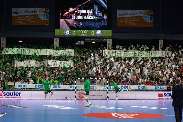 26 04 2026, xovx, Handball Daikin Handball Bundesliga, HSG Wetzlar Bergischer HC Choreography of the fans of HSG Wetzlar, who support their team in the relegation battle Wetzlar Buderus Arena Hessen Germany EN