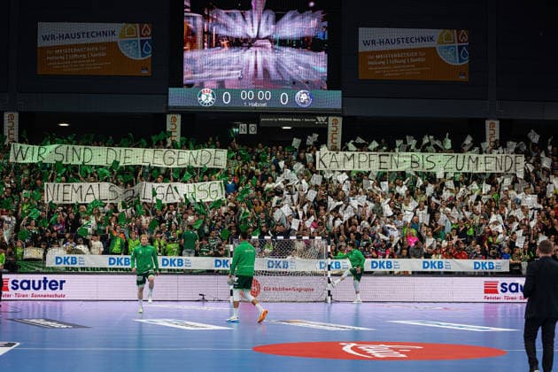26 04 2026, xovx, Handball Daikin Handball Bundesliga, HSG Wetzlar Bergischer HC Choreography of the fans of HSG Wetzlar, who support their team in the relegation battle Wetzlar Buderus Arena Hessen Germany EN