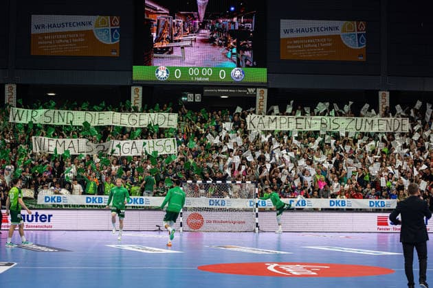 26 04 2026, xovx, Handball Daikin Handball Bundesliga, HSG Wetzlar Bergischer HC Choreography of the fans of HSG Wetzlar, who support their team in the relegation battle Wetzlar Buderus Arena Hessen Germany EN