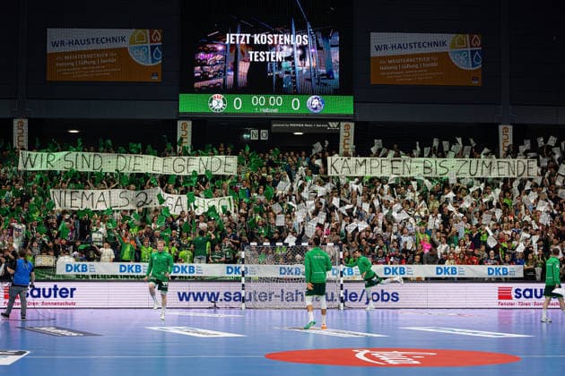 26 04 2026, xovx, Handball Daikin Handball Bundesliga, HSG Wetzlar Bergischer HC Choreography of the fans of HSG Wetzlar, who support their team in the relegation battle Wetzlar Buderus Arena Hessen Germany EN