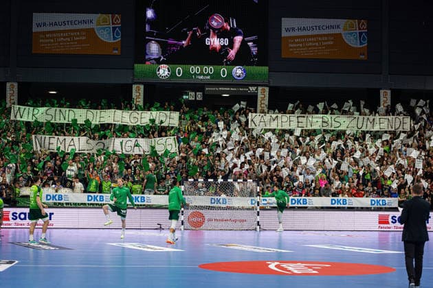 26 04 2026, xovx, Handball Daikin Handball Bundesliga, HSG Wetzlar Bergischer HC Choreography of the fans of HSG Wetzlar, who support their team in the relegation battle Wetzlar Buderus Arena Hessen Germany EN