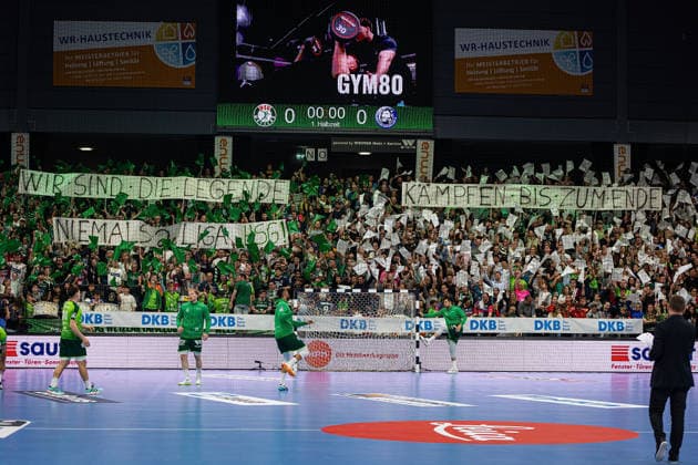 26 04 2026, xovx, Handball Daikin Handball Bundesliga, HSG Wetzlar Bergischer HC Choreography of the fans of HSG Wetzlar, who support their team in the relegation battle Wetzlar Buderus Arena Hessen Germany EN