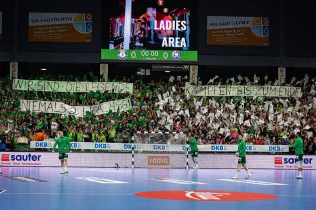 26 04 2026, xovx, Handball Daikin Handball Bundesliga, HSG Wetzlar Bergischer HC Choreography of the fans of HSG Wetzlar, who support their team in the relegation battle Wetzlar Buderus Arena Hessen Germany EN