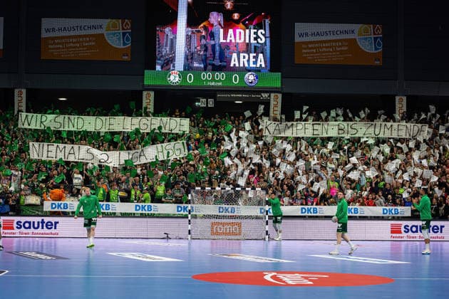 26 04 2026, xovx, Handball Daikin Handball Bundesliga, HSG Wetzlar Bergischer HC Choreography of the fans of HSG Wetzlar, who support their team in the relegation battle Wetzlar Buderus Arena Hessen Germany EN