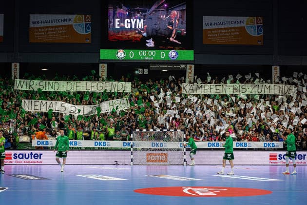 26 04 2026, xovx, Handball Daikin Handball Bundesliga, HSG Wetzlar Bergischer HC Choreography of the fans of HSG Wetzlar, who support their team in the relegation battle Wetzlar Buderus Arena Hessen Germany EN
