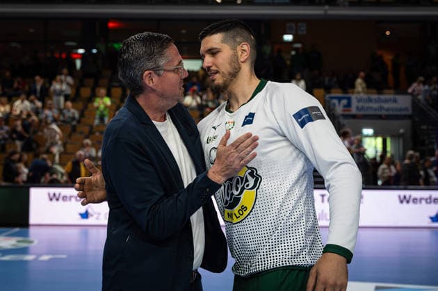 26 04 2026, xovx, Handball Daikin Handball Bundesliga, HSG Wetzlar Bergischer HC v l Managing Director Björn Seipp HSG Wetzlar honors Stefan Cavor HSG Wetzlar for his 1000 goal in the Bundesliga for HSG Wetzlar Wetzlar Buderus Arena Hessen Germany EN