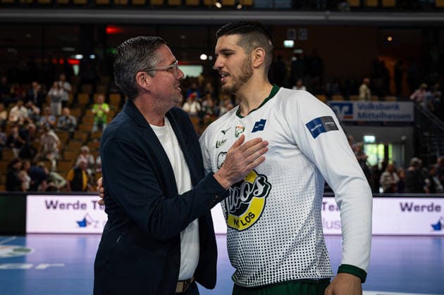 26 04 2026, xovx, Handball Daikin Handball Bundesliga, HSG Wetzlar Bergischer HC v l Managing Director Björn Seipp HSG Wetzlar honors Stefan Cavor HSG Wetzlar for his 1000 goal in the Bundesliga for HSG Wetzlar Wetzlar Buderus Arena Hessen Germany EN