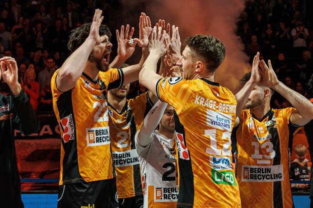 Volleyball, Men BR Volleys VfB Friedrichshafen, Bundesliga Jake Hanes BR Volleys high-fives Florian Krage BR Volleys BR Volleys VfB Friedrichshafen