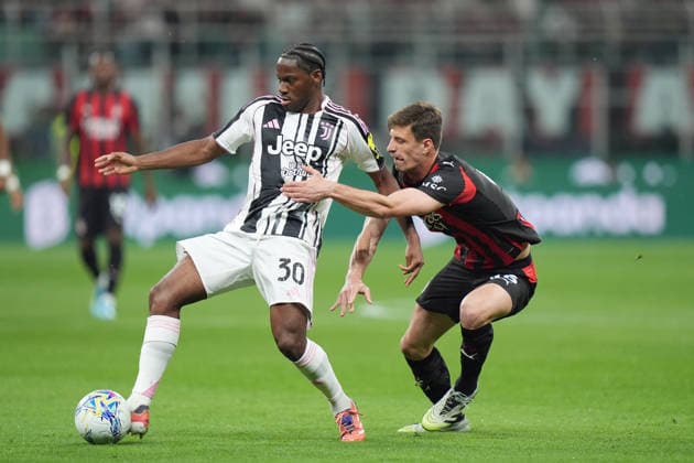 Juventus™ Jonathan David fights for the ball AC Milan s Matteo Gabbia during the Serie A soccer match between Milan and Juventus at the San Siro Stadium in Milan , north Italy - Saturday , April 26 , 2026. - Soccer .  Copyright: xSpada LaPressex