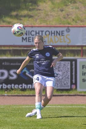 26 04 2026, Football, 2 Women Bundesliga, 2025 2026, Matchday 23, SG 99 Andernach VfL Wolfsburg II Sarah Krumscheid 14 Andernach plays the ball into the penalty area during the warm-up Andernach Stadion Rheinland Pfalz Germany