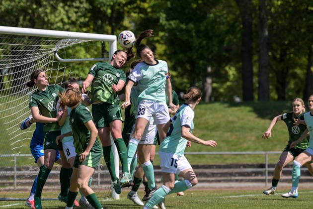 26 04 2026, Football, 2 Womens Bundesliga, 2025 2026, Matchday 23, SG 99 Andernach VfL Wolfsburg II Karla Brinkmann Wolfsburg and Magdalena Schumacher 23 Andernach go for the header Andernach Stadium Rhineland-Palatinate Germany