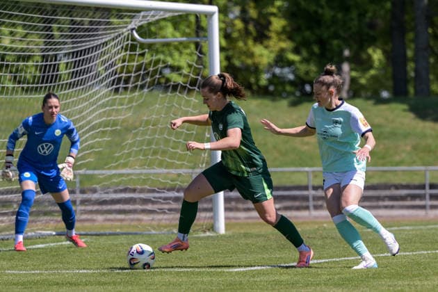 26 04 2026, Soccer, 2 Womens Bundesliga, 2025 2026, Matchday 23, SG 99 Andernach VfL Wolfsburg II Joelle Steiner Wolfsburg saves the ball from striker Carolin Schraa Andernach Andernach Andernach Stadium Rhineland-Palatinate Germany
