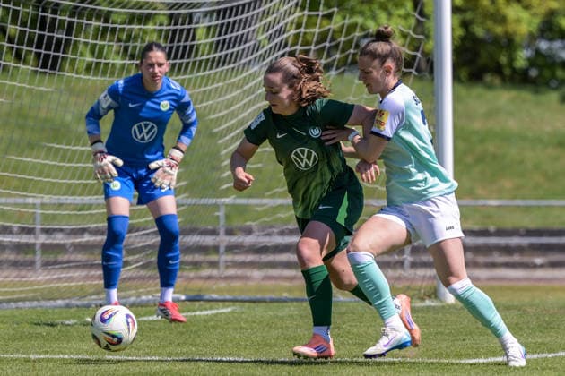 26 04 2026, Soccer, 2 Women Bundesliga, 2025 2026, Matchday 23, SG 99 Andernach VfL Wolfsburg II Joelle Steiner Wolfsburg and Carolin Schraa Andernach in duel Andernach Stadion Rheinland Pfalz Germany