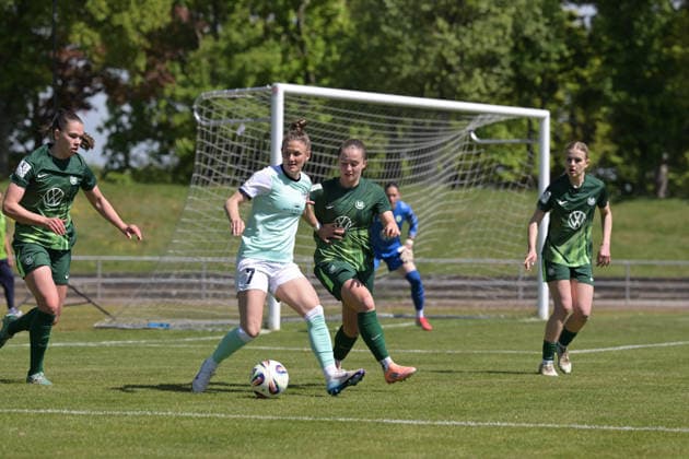 26 04 2026, Soccer, 2 Women Bundesliga, 2025 2026, Matchday 23, SG 99 Andernach VfL Wolfsburg II Carolin Schraa 7 Andernach and Joelle Steiner Wolfsburg in duel Andernach Stadium Rhineland-Palatinate Germany
