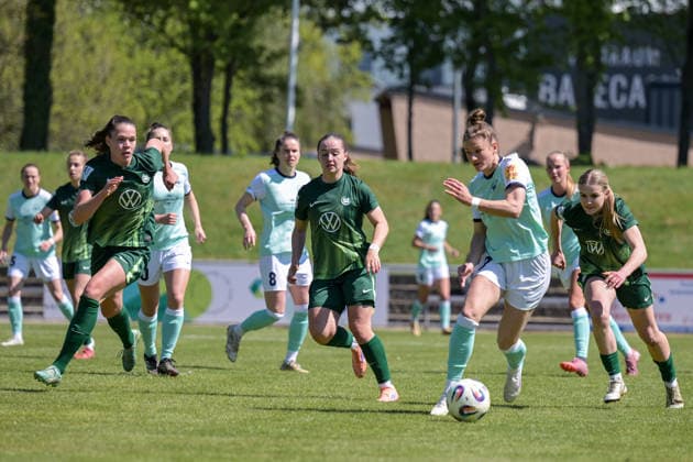 26 04 2026, Football, 2 Womens Bundesliga, 2025 2026, Matchday 23, SG 99 Andernach VfL Wolfsburg II Carolin Schraa Andernach captures the ball and is pursued by three Wolfsburg players Andernach Stadium Rhineland-Palatinate Germany