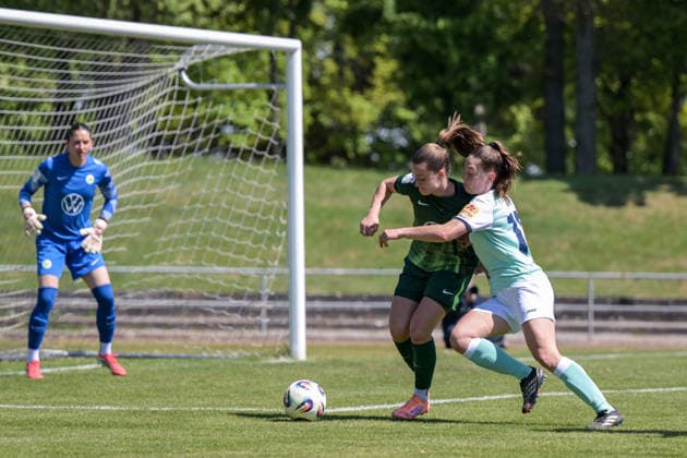 26 04 2026, Soccer, 2 Women Bundesliga, 2025 2026, Matchday 23, SG 99 Andernach VfL Wolfsburg II Joelle Steiner Wolfsburg and Leonie Krump Andernach in duel Andernach Stadion Rheinland Pfalz Germany