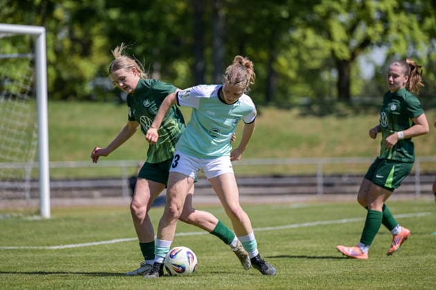 26 04 2026, Soccer, 2 Women Bundesliga, 2025 2026, Matchday 23, SG 99 Andernach VfL Wolfsburg II Anna Schittek Wolfsburg and Marlene Ganßer Andernach in duel Andernach Stadion Rheinland Pfalz Germany