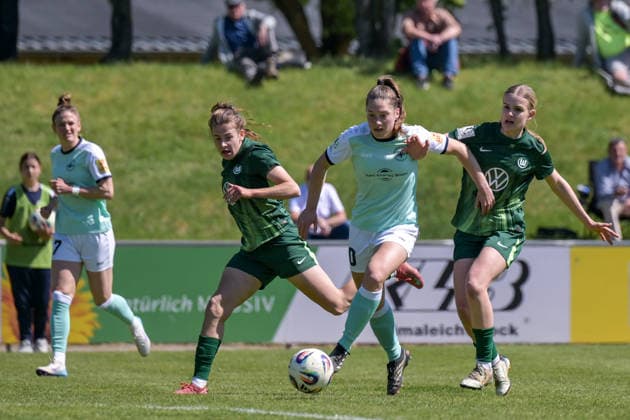 26 04 2026, Soccer, 2 Womens Bundesliga, 2025 2026, Matchday 23, SG 99 Andernach VfL Wolfsburg II Leonie Krump Andernach takes on Antonia Wagner Wolfsburg, right and Elena Gößler Wolfsburg, left Andernach Stadion Rheinland Pfalz Germany