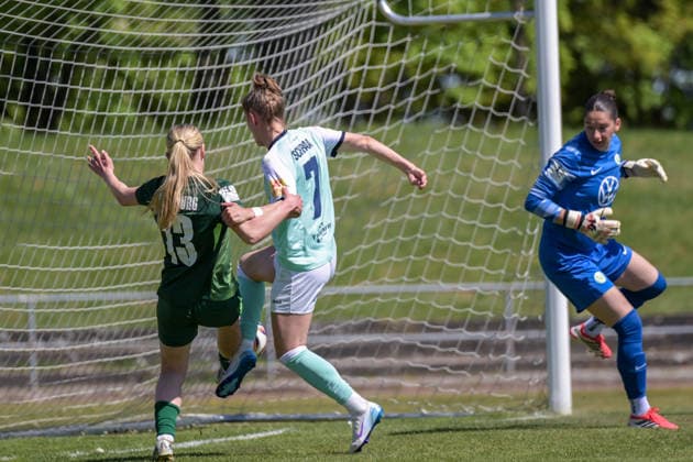 26 04 2026, Football, 2 Womens Bundesliga, 2025 2026, Matchday 23, SG 99 Andernach VfL Wolfsburg II After a corner flew over goalkeeper Christina Schönwetter Wolfsburg, Antonia Wagner 13 Wolfsburg just managed to save from Carolin Schraa 7 Andernach Andernach Stadium Rhineland-Palatinate Germany