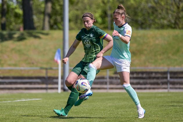 26 04 2026, Soccer, 2 Women Bundesliga, 2025 2026, Matchday 23, SG 99 Andernach VfL Wolfsburg II Maria Agathe Jonietz Wolfsburg in duel with Carolin Schraa 7 Andernach Andernach Stadium Rhineland-Palatinate Germany
