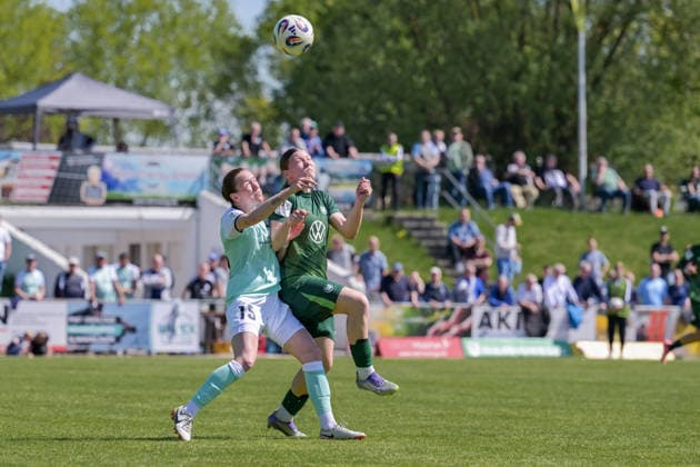 26 04 2026, Soccer, 2 Women Bundesliga, 2025 2026, Matchday 23, SG 99 Andernach VfL Wolfsburg II Vanessa Zilligen 15 Andernach vs Celine Schenk Wolfsburg one-on-one Andernach Stadion Rheinland Pfalz Germany