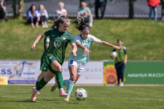 26 04 2026, Soccer, 2 Women Bundesliga, 2025 2026, Matchday 23, SG 99 Andernach VfL Wolfsburg II Joelle Steiner Wolfsburg in duel with Lisa Kossmann 6 Andernach Andernach Stadium Rhineland-Palatinate Germany