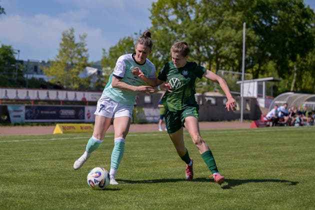26 04 2026, Soccer, 2 Women Bundesliga, 2025 2026, Matchday 23, SG 99 Andernach VfL Wolfsburg II Carolin Schraa 7 Andernach and Elena Gößler Wolfsburg in duel Andernach Stadion Rheinland Pfalz Germany