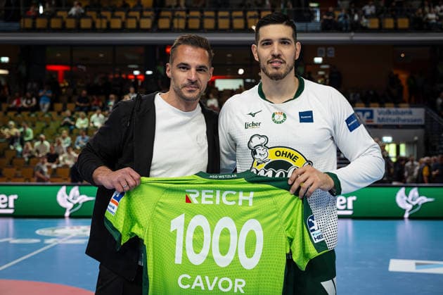 26 04 2026, xovx, Handball Daikin Handball Bundesliga, HSG Wetzlar Bergischer HC v l Sports Director Michael Allendorf HSG Wetzlar honors Stefan Cavor HSG Wetzlar for his 1000 goal in the Bundesliga for HSG Wetzlar Wetzlar Buderus Arena Hessen Germany EN