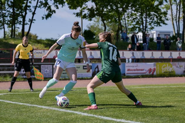 26 04 2026, Soccer, 2 Women Bundesliga, 2025 2026, Matchday 23, SG 99 Andernach VfL Wolfsburg II Carolin Schraa 7 Andernach and Elena Gößler Wolfsburg in duel Andernach Stadion Rheinland Pfalz Germany