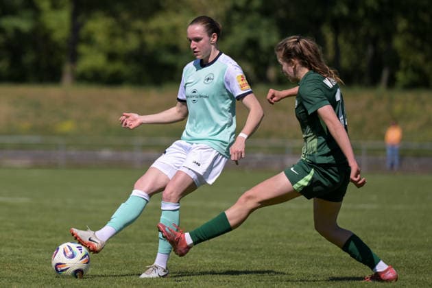 26 04 2026, Soccer, 2 Women Bundesliga, 2025 2026, Matchday 23, SG 99 Andernach VfL Wolfsburg II Vanessa Zilligen Andernach plays the ball in front of Elena Gößler Wolfsburg Andernach Stadion Rheinland Pfalz Germany