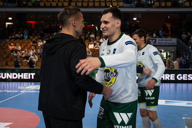 26 04 2026, xovx, Handball Daikin Handball Bundesliga, HSG Wetzlar Bergischer HC Congratulations from HSG Wetzlar officials to three players who have each become fathers to a young daughter in the last few weeks, f l congratulates sports director Michael Allendorf HSG Wetzlar Josip Simic HSG Wetzlar on the birth of his daughter Wetzlar Buderus Arena Hessen Germany EN
