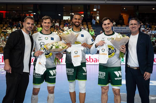 26 04 2026, xovx, Handball Daikin Handball Bundesliga, HSG Wetzlar Bergischer HC Congratulations from HSG Wetzlar officials to three players who have each become fathers to a young daughter in recent weeks, from left