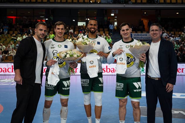 26 04 2026, xovx, Handball Daikin Handball Bundesliga, HSG Wetzlar Bergischer HC Congratulations from HSG Wetzlar officials to three players who have each become fathers to a young daughter in recent weeks, from left