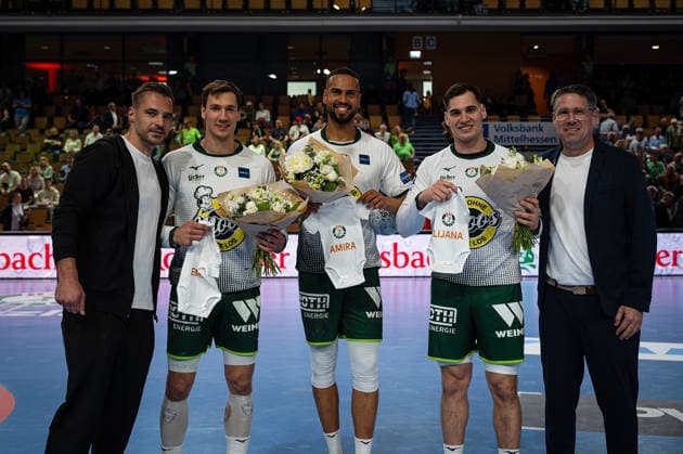 26 04 2026, xovx, Handball Daikin Handball Bundesliga, HSG Wetzlar Bergischer HC Congratulations from HSG Wetzlar officials to three players who have each become fathers to a young daughter in recent weeks, from left