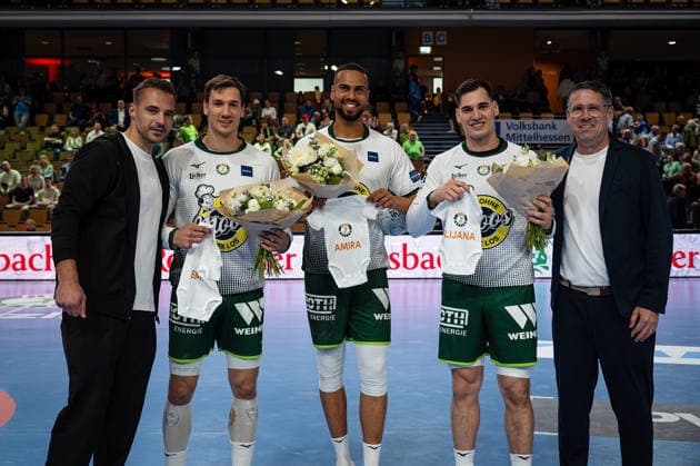 26 04 2026, xovx, Handball Daikin Handball Bundesliga, HSG Wetzlar Bergischer HC Congratulations from HSG Wetzlar officials to three players who have each become fathers to a young daughter in recent weeks, from left