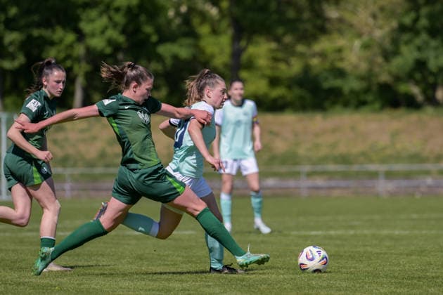 26 04 2026, Soccer, 2 Womens Bundesliga, 2025 2026, Matchday 23, SG 99 Andernach VfL Wolfsburg II Leonie Krump Andernach asserts herself against Karla Brinkmann Wolfsburg Andernach Stadium Rhineland-Palatinate Germany