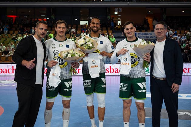 26 04 2026, xovx, Handball Daikin Handball Bundesliga, HSG Wetzlar Bergischer HC Congratulations from HSG Wetzlar officials to three players who have each become fathers to a young daughter in recent weeks, from left