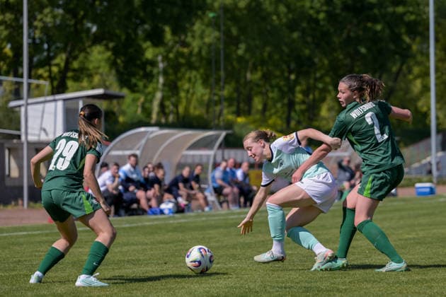 26 04 2026, Football, 2 Womens Bundesliga, 2025 2026, Matchday 23, SG 99 Andernach VfL Wolfsburg II Zoe Brückel Andernach is held by Karla Brinkmann Wolfsburg Andernach Stadium Rhineland-Palatinate Germany
