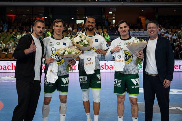 26 04 2026, xovx, Handball Daikin Handball Bundesliga, HSG Wetzlar Bergischer HC Congratulations from HSG Wetzlar officials to three players who have each become fathers to a young daughter in recent weeks, from left