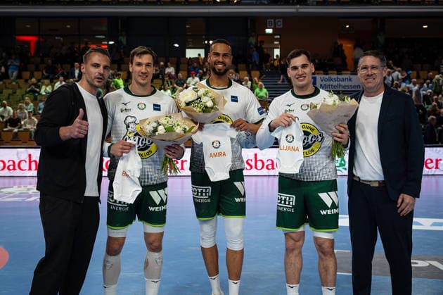 26 04 2026, xovx, Handball Daikin Handball Bundesliga, HSG Wetzlar Bergischer HC Congratulations from HSG Wetzlar officials to three players who have each become fathers to a young daughter in recent weeks, from left